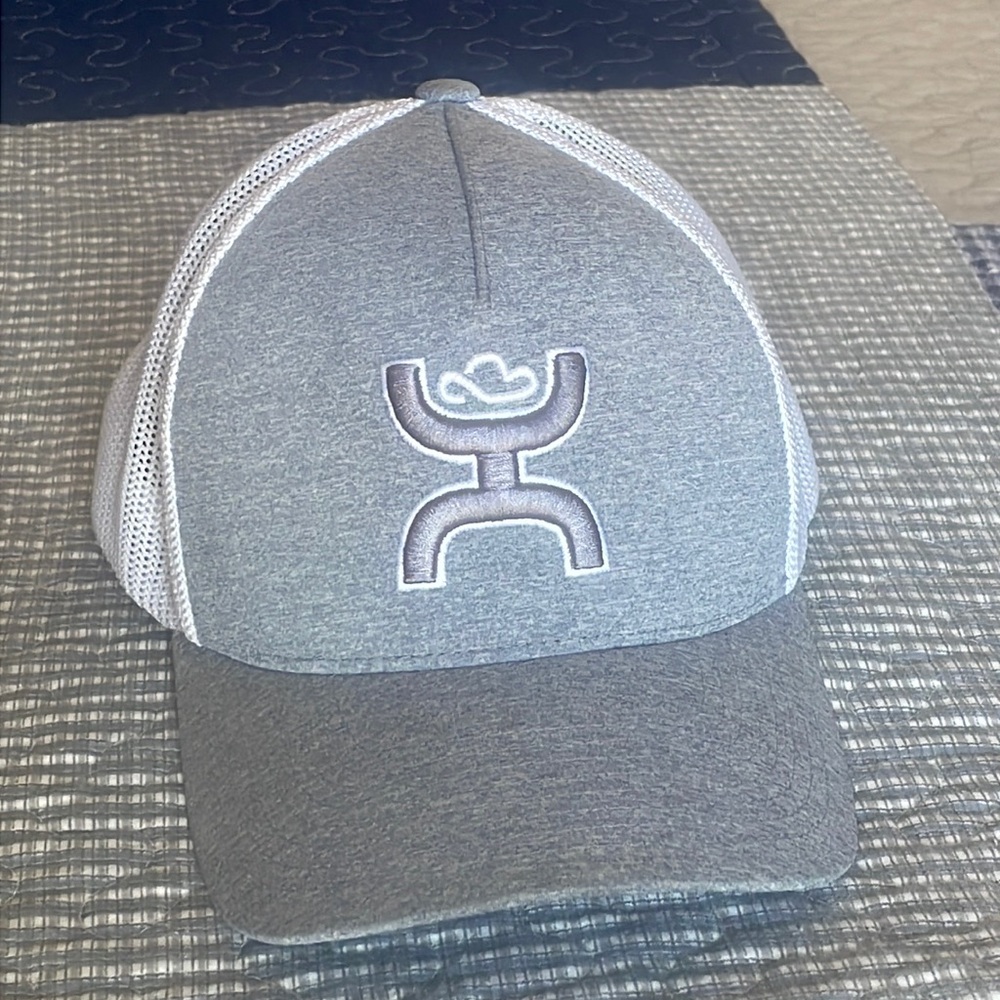 Hooey fitted baseball hat. Great condition. Gray and white. Fitted. Size S-M